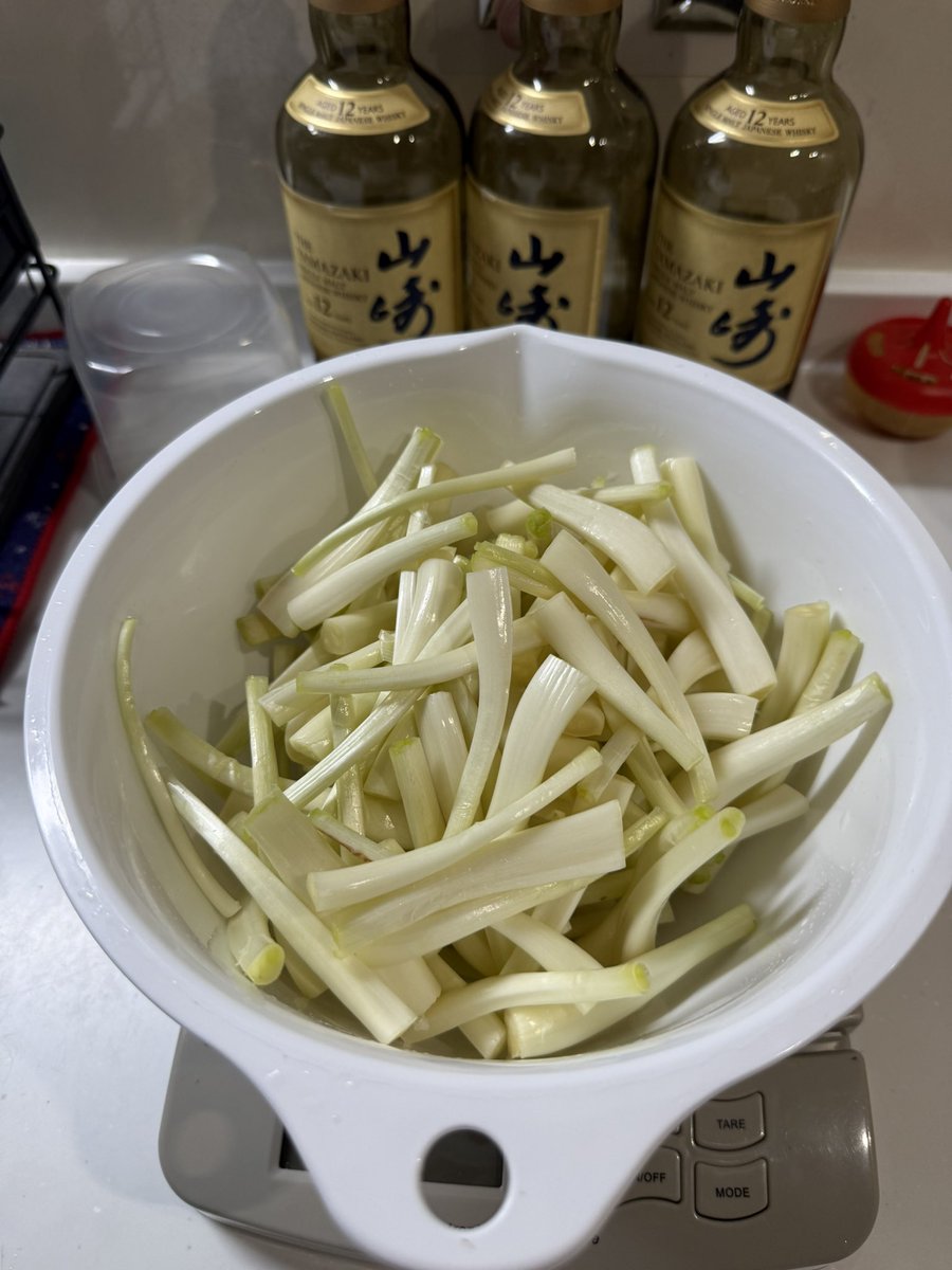 astroken's tweet image. 沖縄から島らっきょうお取り寄せ、皮を剥くだけで1時間以上掛かった。
これから漬け込みます😋