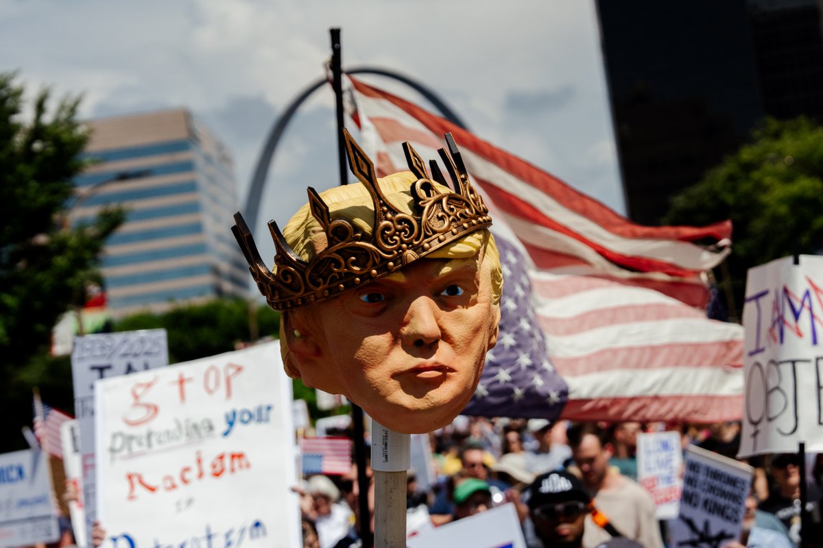 brianmmunoz's tweet image. Thousands peacefully marched through downtown St. Louis as part of a “No Kings” protest on Saturday afternoon — a public rebuke of President Donald Trump's agenda.
My latest for @stlpublicradio with @Hiba_Ahmad96, @EmilyWoodbury and @JessicaRogen: bit.ly/45V0Qqg