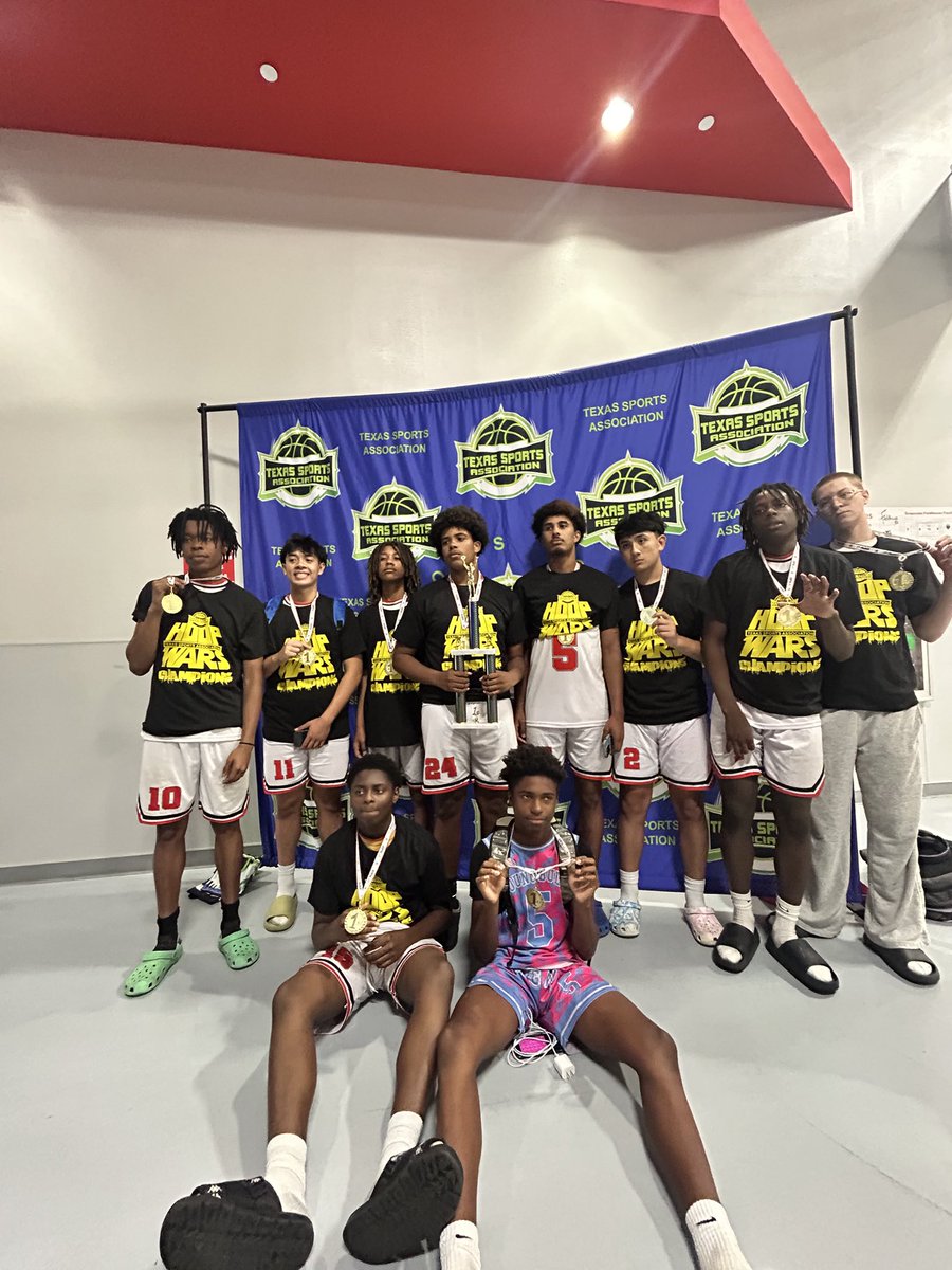DonovanGad24's tweet image. My team and I 2-1 in the Texas Hoops tournament today, winning the whole tournament! I averaged 19 points, 6 rebounds & 4 assists. @CoachFlickner @Coach_Tapp @CoachJFurr