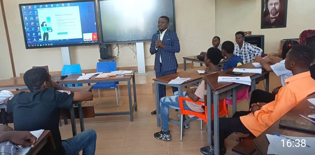 MaponUniversity's tweet photo. Dans le cadre des séminaires professionnalisants, l'Université Mapon a accueilli un grand défenseur des droits humains du Maniema, C. Muyololo. Échanges riches avec nos étudiants sur le métier et la nouvelle loi sur les défenseurs des droits, souvent méconnue. @cabinet_esuRDC https://t.co/8hUJuRMVBq