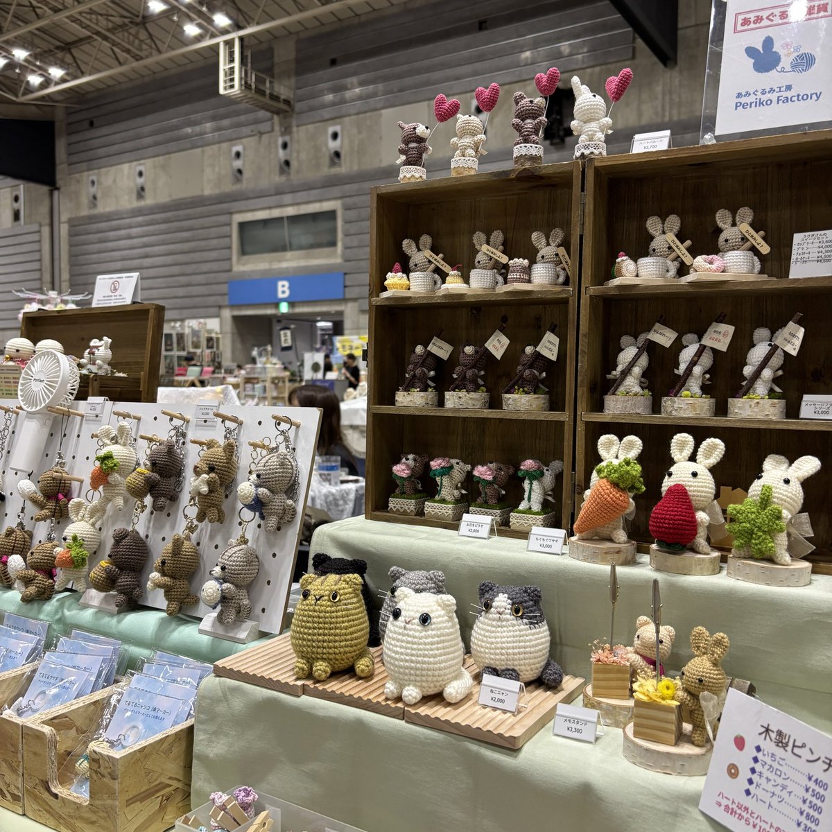 periko_factory's tweet photo. #ヨコハマハンドメイドマルシェ2025 出展終了しました。
沢山の方に見ていただき、新作「ねこニャン」一番人気の「シマエナガのバッグチャーム」は完売。
ありがとうございました❗️ https://t.co/4KbY1wUBa6