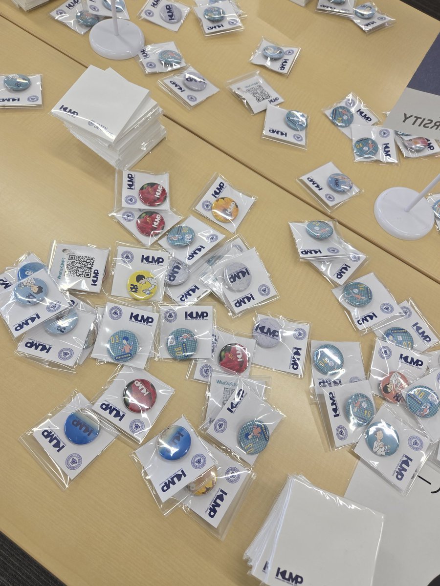 KUSMART_project's tweet image. 4学舎4号館4201にて研究展示として、医療材料を展示しておりますので、ぜひ手にとってご覧ください！また、お土産に可愛い缶バッジもありますのでご自由にお持ち帰りください。
#関西大学　#関大メディカルポリマー　#KUMP　#関大オープンキャンパス　#医療材料