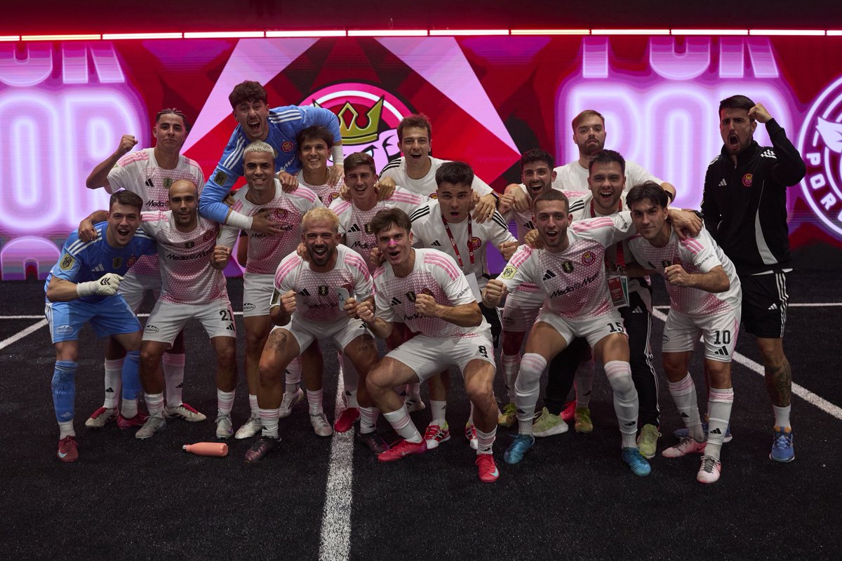 Lo que este club <a href="/PorcinosFC/">Porcinos FC</a> me hace sentir no puedo ni explicarlo 🫶🩷🐷🐽, gracias por tantas emociones. NOS CAEMOS NOS LEVANTAMOS.... de esto estamos hechos. 
Chicos, staff, presi <a href="/IbaiLlanos/">Ibai</a> siéntanse orgullosos de este mundial q fue una puta locura! Aquí seguiremos siempre🩷