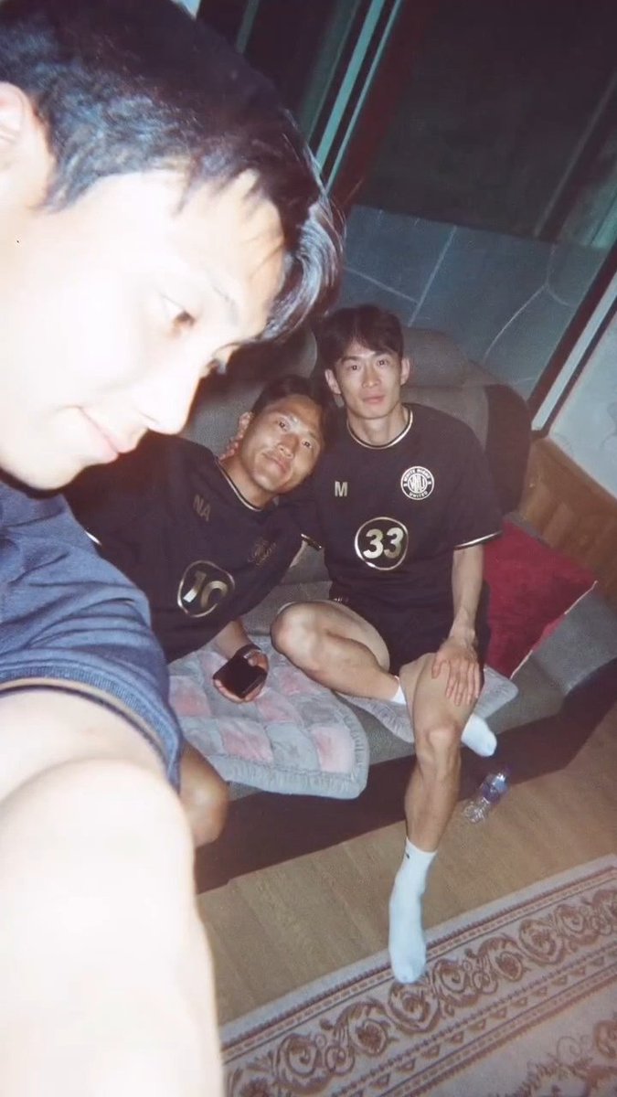 잘나옴 본인만잘나옴 뒷사람들은 플래시 터져서 어케 나오든 말든 승호만 눈뽕 안 맞으면 되눈거야 기냥