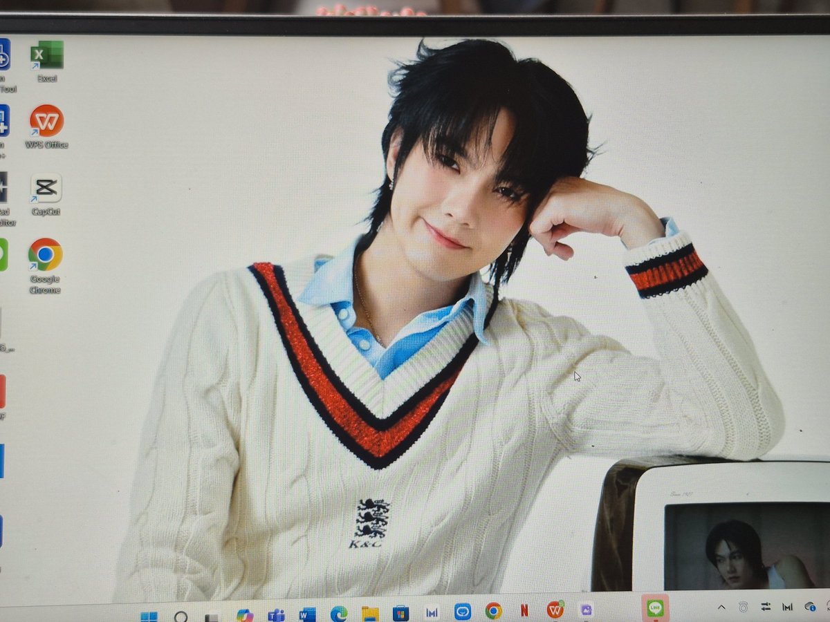 ก็ไม่เคยอายที่เป็นแฟนคลับเค้านะทุกอย่างก็มีแต่รูปบิว 😅 และใช้ชีวิตแบบปกติดีมากไม่เห็นมีใครมาล้ออะไร แถมพี่ที่ทำงานยังชมว่าบิวหล่อ🤭