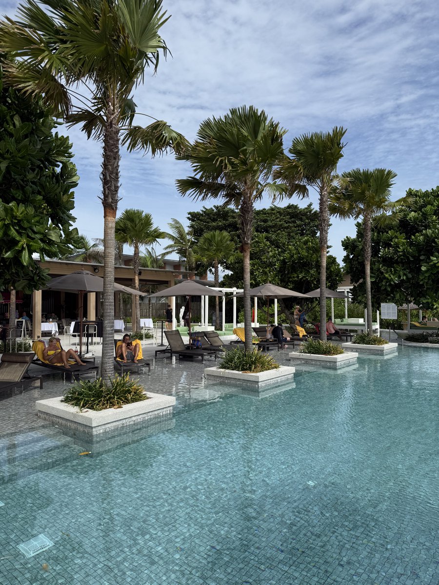 day 2 khao lak : in pool 🏊🏻‍♂️🍹