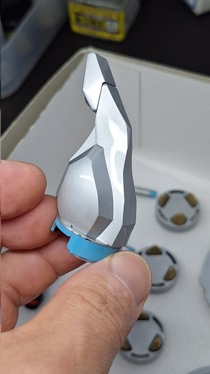 takezou2955's tweet image. 色替え制作依頼のポケモンプラモデルのメタグロス。クリア→中研ぎ→クリアを終えて、次は軽めに2000番のヤスリで再度研ぎ出し→コンパウド→ワックスです。
2回目のクリアがまぁまぁ綺麗に塗れたので楽できそう😊