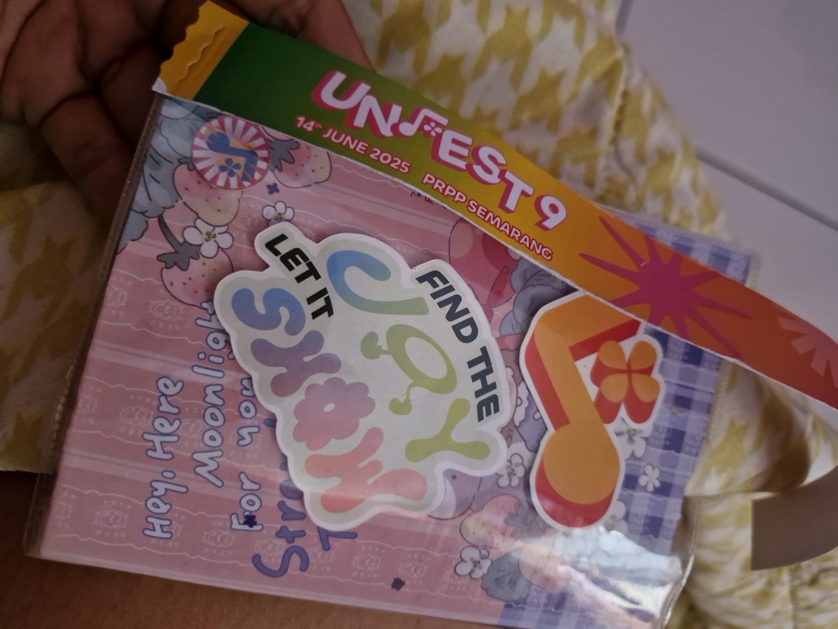 Abis nonton unfest 9 jangan lupa simpen stiker yang di wristband buat kenang-kenangan yaaa.