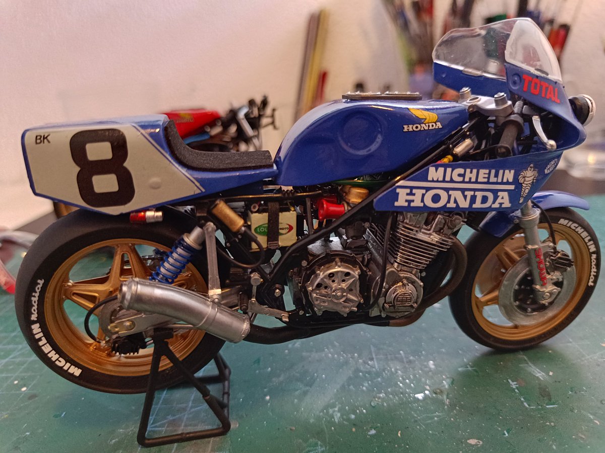 voromont's tweet image. Terminé una de las RS1000
He reciclado partes de una RS y de una NSR. Los Hella delanteros son unos DAS 1/24
Otra moto más de resistencia que pasa a mi colección.
#honda #tamiya #RS1000 #models