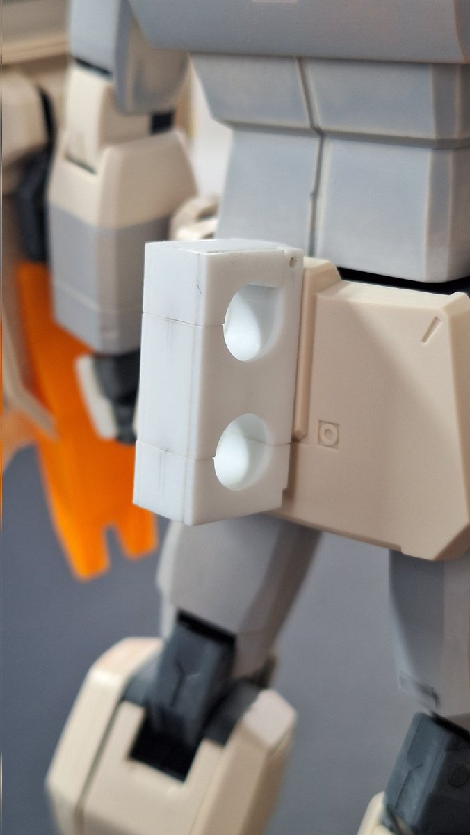 takezou2955's tweet image. オリジナル陸戦ガンダムを制作中。
前回、腰アーマー後ろにバズーカラッチをプラ板からスクラッチし、ディテール入れしました。
いやいや、自分の引き出しの無さに愕然です😓
まぁ後ろなので、派手にする必要も無し!(って自分に言い聞かす。)