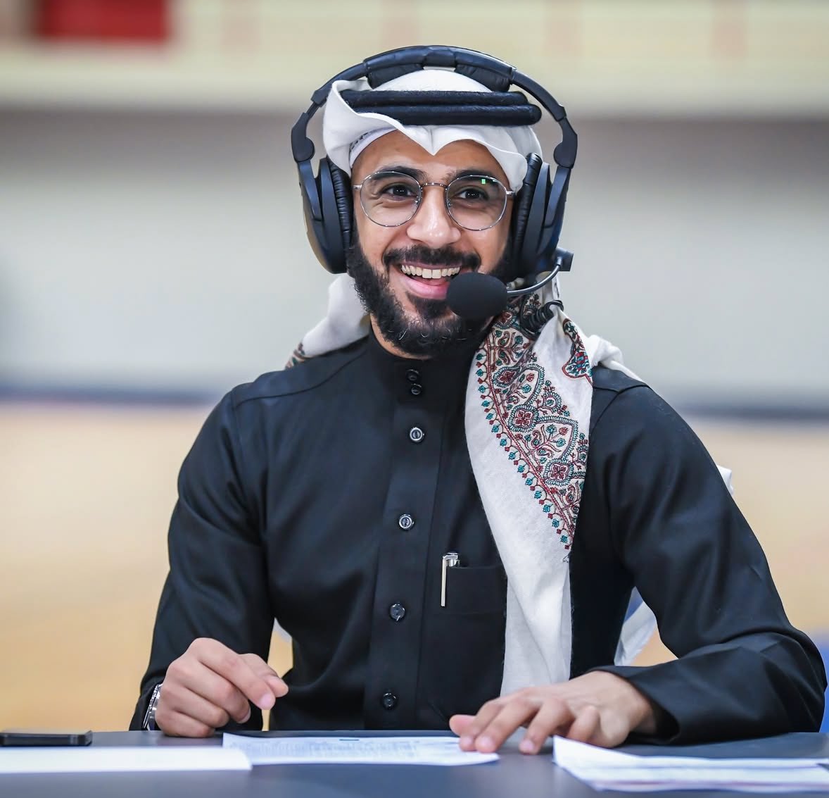 المراقب الي يغشش الطلاب عشان يلحق يتابع البلاي اوفس