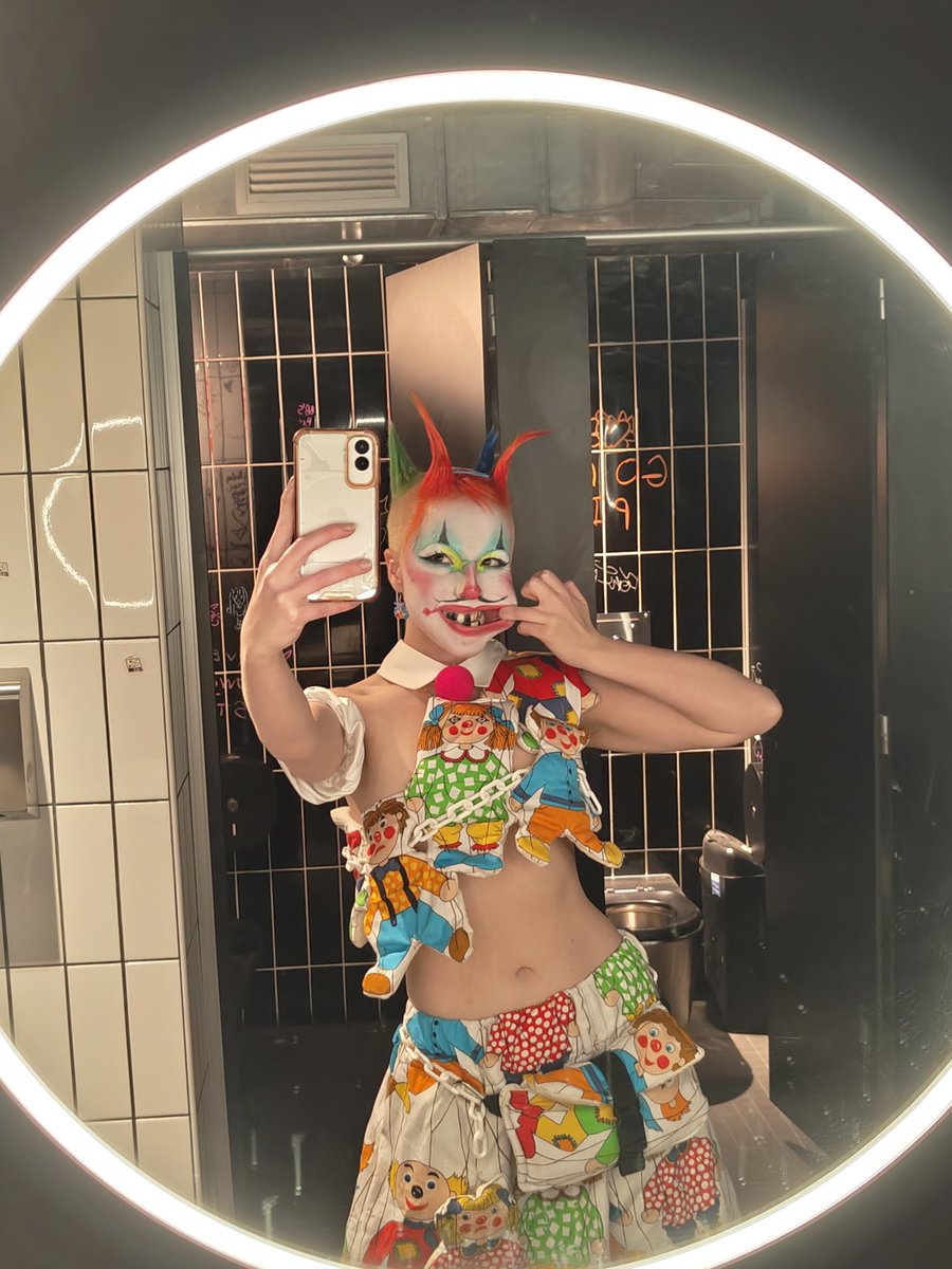 IKuntrol's tweet photo. New clown fit dropped btw babe wake up!!! 🃏 https://t.co/pQdYkkJVjZ