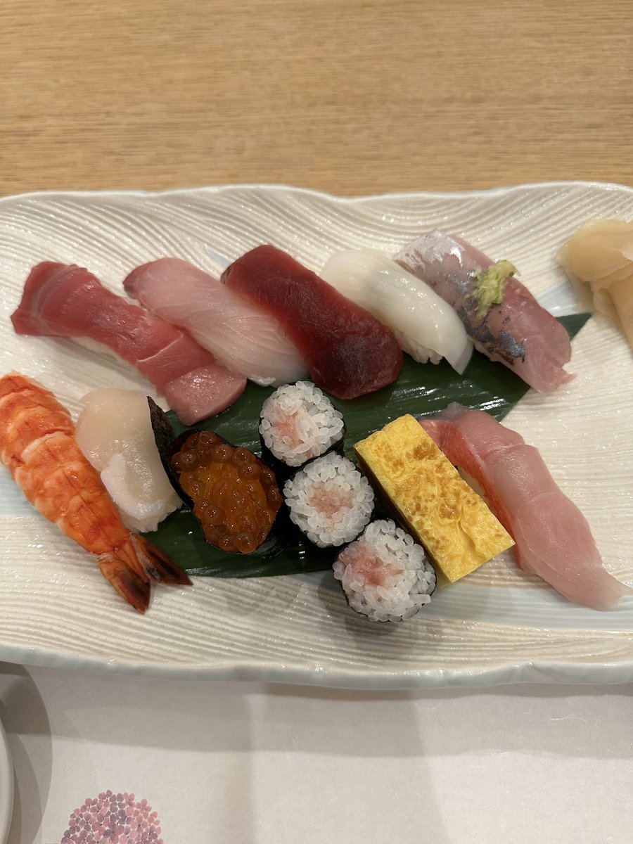 筋トレ後におすすめのお食事は「お寿司」です。

PFCバランスも良く、消化も良いです。

酢飯のお酢の主成分の酢酸やクエン酸は体内で
血糖値の上昇抑制
消化吸収促進
疲労回復などなどたくさんあります。

僕が特に好きなお寿司が一つだけあるので言わせて下さい、、、

それは、
マグロ‼︎

と