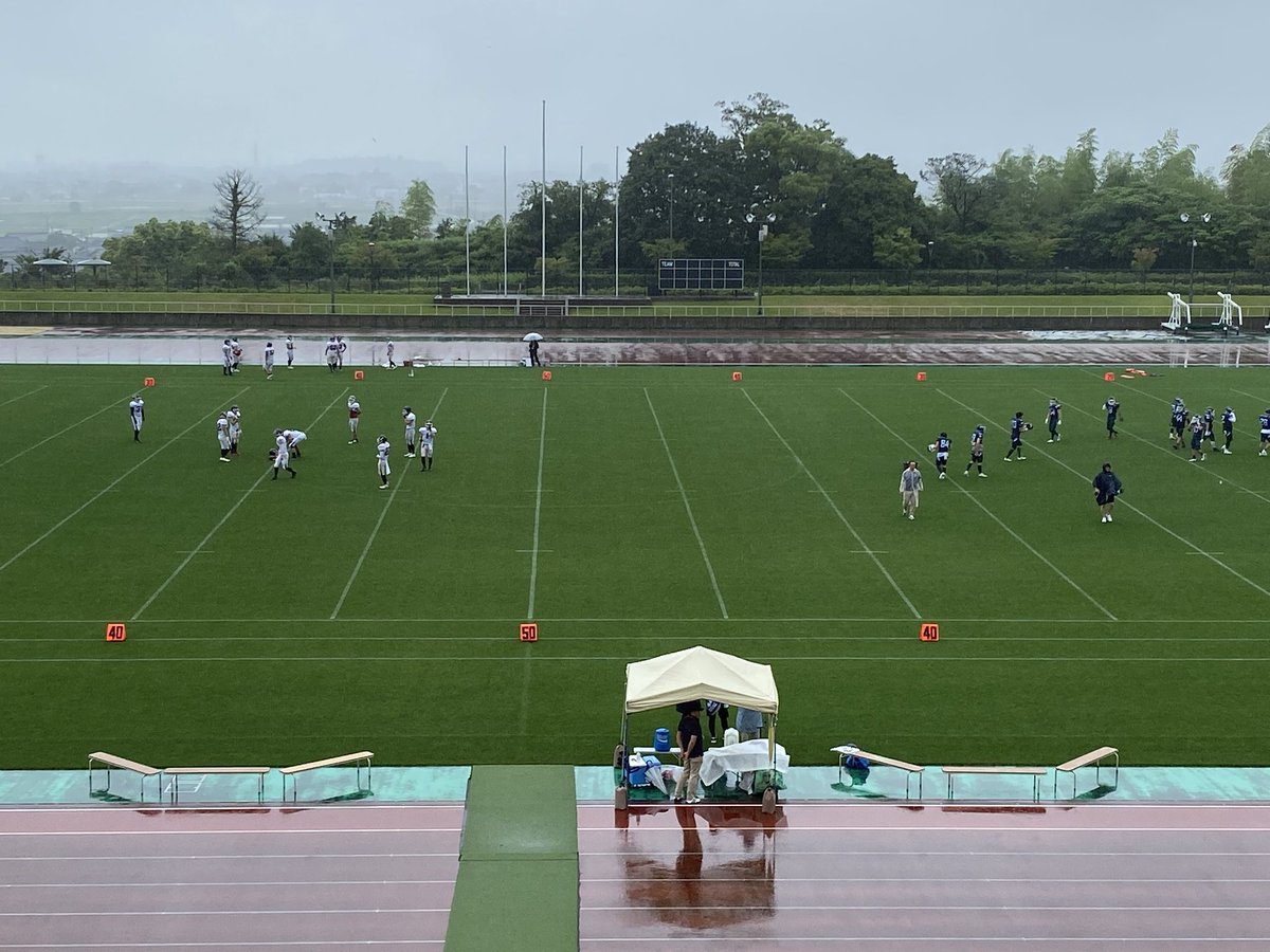 本日、毎年恒例となっている、滋賀県民体育大会にて、東近江vs大津の試合が行われます。

我がリーグからはサウスベアーズが参加しております。

あいにくの雨模様ですが、予定通り14時キックオフです。