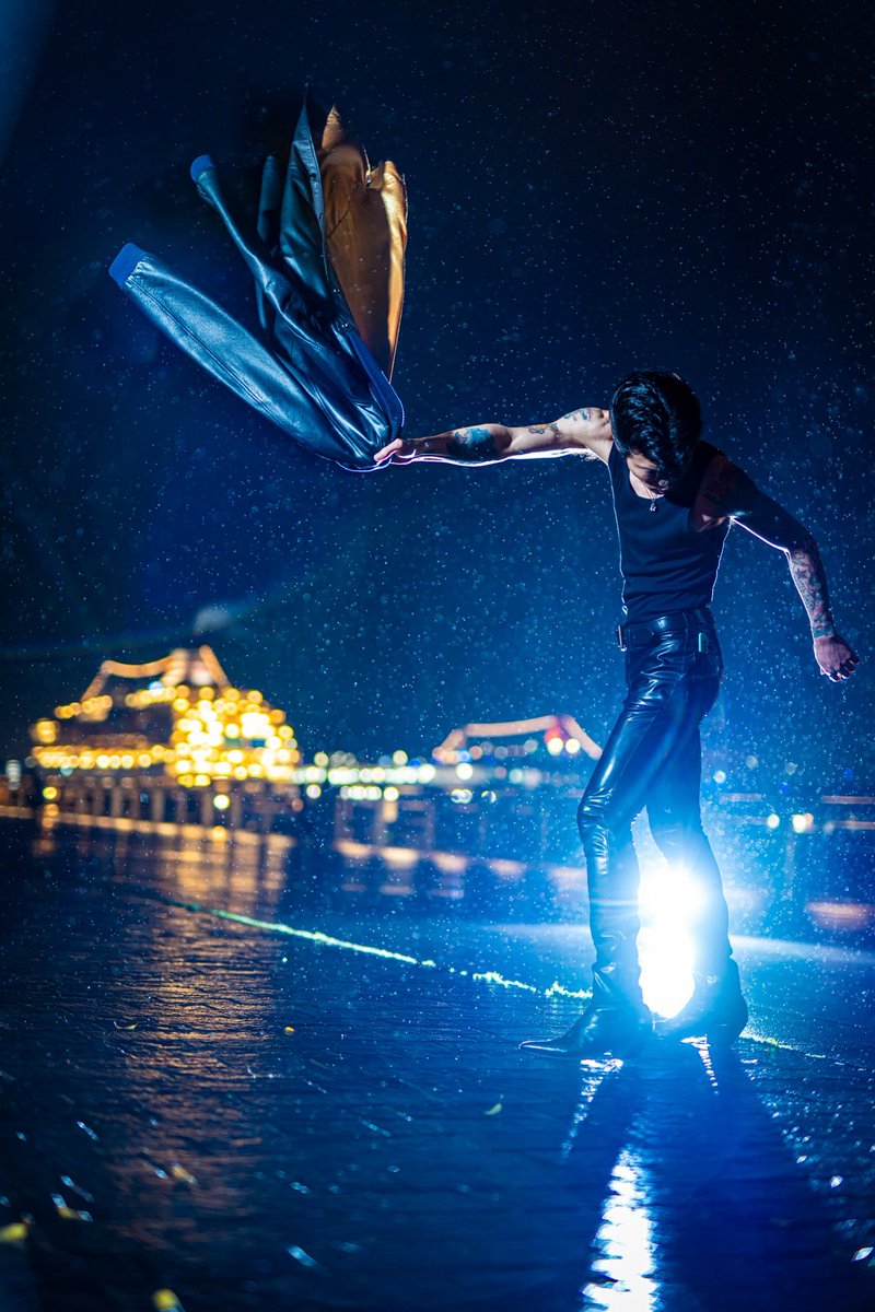 ヨコハマの雨は好き
港の灯りや街のネオンが濡れた路面で輝き出すから