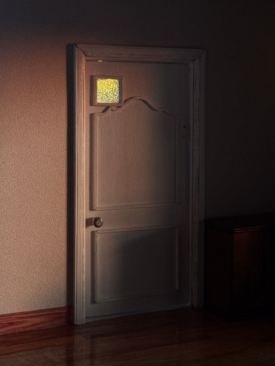 해질녘 빛…❤️‍🔥 화장실 조명 공사도 끝! 주공 특징이었던 화장실 창문. 누가 안에 있으면 불빛을 볼 수 있었다. 귀여워…