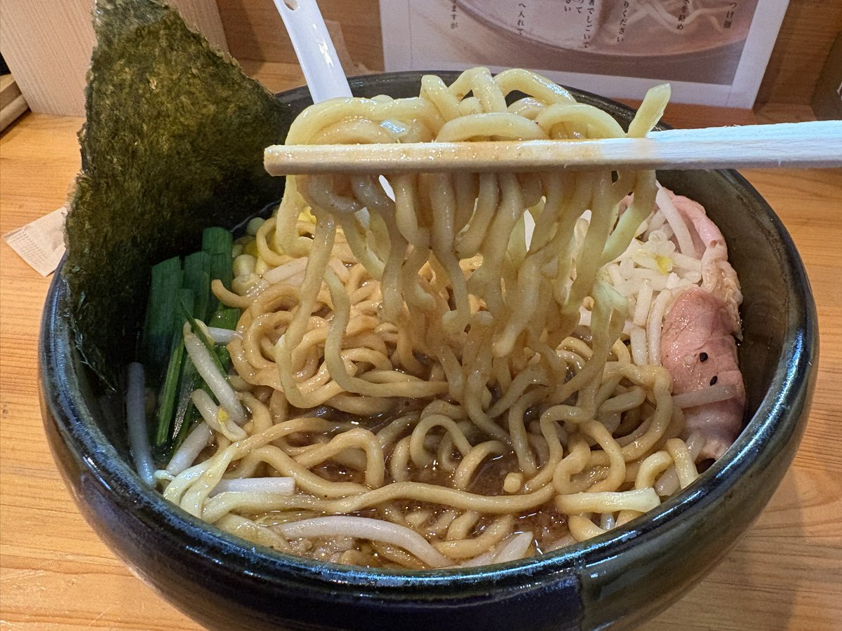 ramalchannel's tweet photo. 『 柿田川ひばり 富士店 』
・ひばり味噌こってり🍜
先週も食べに来たけど
今週もまた来ちゃいました！
濃厚味噌で美味しいのはもちろん
とにかく白飯が合う！
麺を食べ終わった後、白飯を丼に投入
残りスープのと合わせ雑炊風に！
この食べ方がお気に入り😋

#柿田川ひばり
#静岡ラーメン
#富士市 https://t.co/1MTIPxzrwj