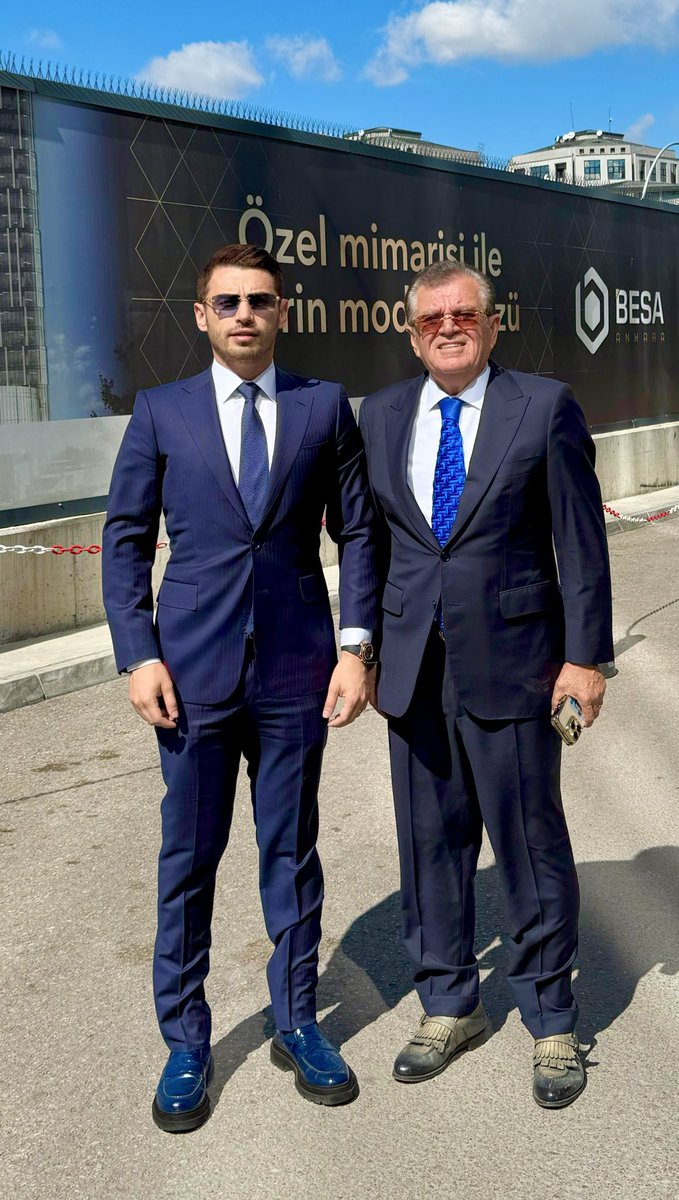 "Savaşın ortasında komutansız kalmaktır babasız kalmak" demiş Üstad Necip Fazıl...
Hayat yolunda bazen bir sığınak, çoğu zaman pusula olan babam Salih Bezci başta olmak üzere tüm babaların gününü kutluyorum.