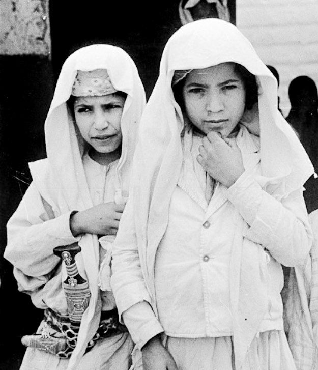 Qhta10ni's tweet photo. من واجب الخوّة وطيب الجبلّة
ومن حشمة الميّت نبا نحشم الحيّ

إليا نشدوني عنه قلت الله الله 
وأنا أدري أنّه لا الله الله ولا شيّ https://t.co/WSjbvn16Fb