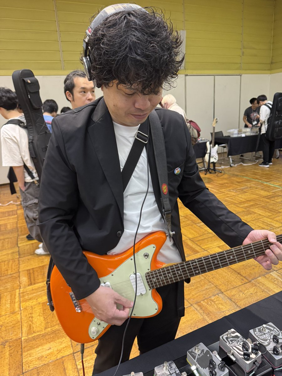 #濱田製作所 で要塞を築いていた米さんに
#PGM東京2025 で会えた！！！
僕のギターを弾く米さん。
不思議な光景です。