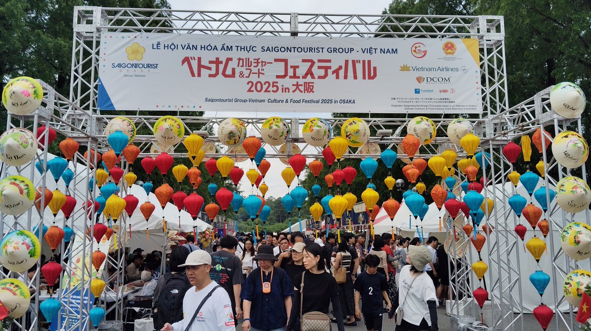 u6s362fb's tweet photo. ベトナム🇻🇳フェスティバル🍜
𝕓𝕒𝕟𝕙 𝕞𝕚とフォーが美味しかった
昼前にバインミー食べた時は10人くらいしか並んでなかったのに午後からは60人以上の長蛇の列
マジェスティックサイゴンホテルの牛肉のフォーは、でっかいスペアリブが入っていて出汁も旨かった
麺はやっぱり現地の生麺の方がいいかな https://t.co/IvtW8xMm0x