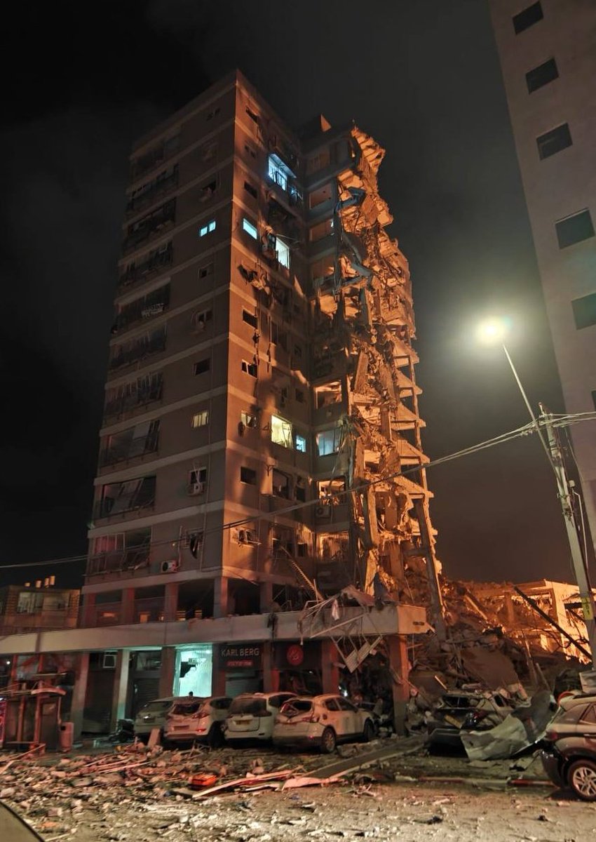 __MSingh's tweet image. गाजा में आम नागरिकों का नरसंहार करने वाला इजराइल बोल रहा है- ईरान हमारे नागरिकों पर बम गिरा रहा है.

 ये चीटिंग है.

हिपोक्रेसी की भी सीमा होती है