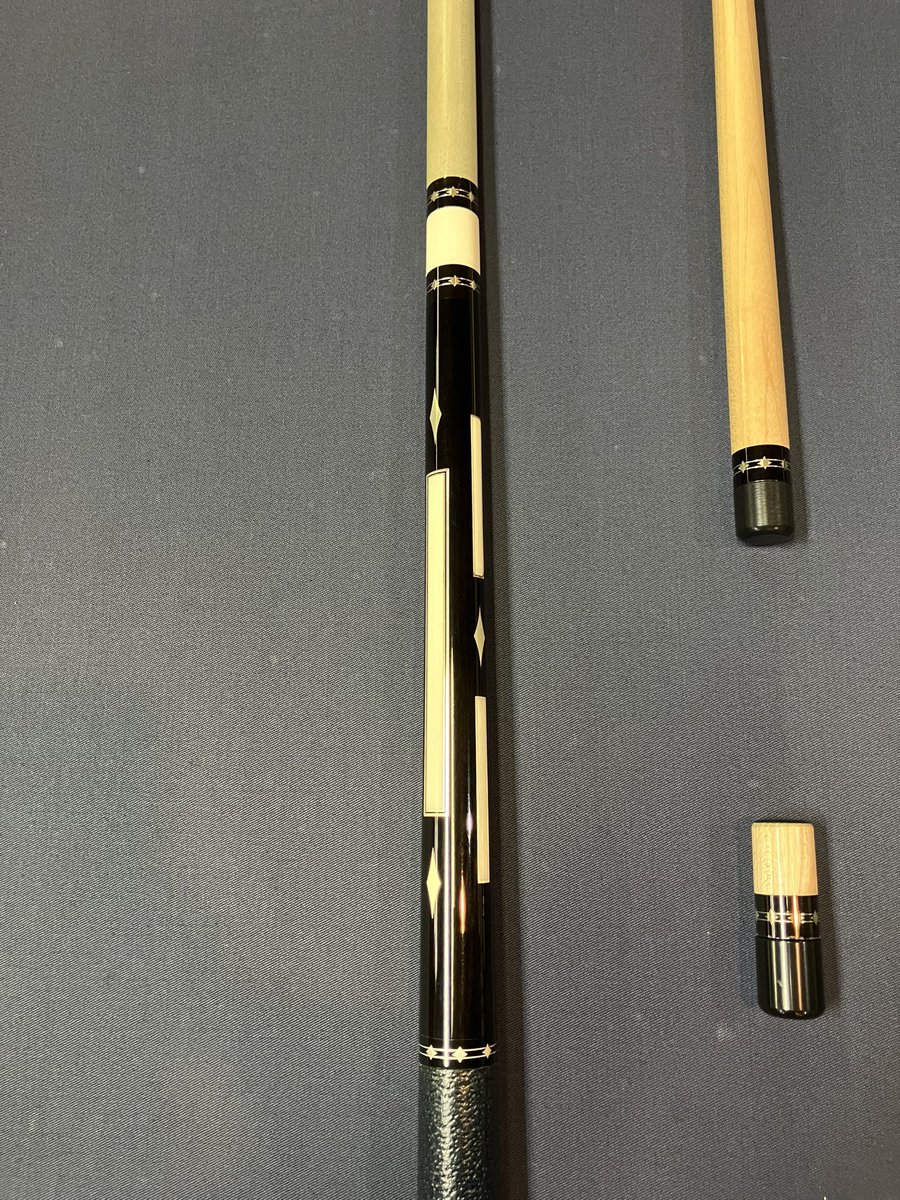 eeteff's tweet photo. ポールモッティー・カスタムキューのご紹介です。黒檀象牙、銀インレイの超美品です。2シャフト（1本は3c用）価格は80万円です。 https://t.co/v68kJKSbCU