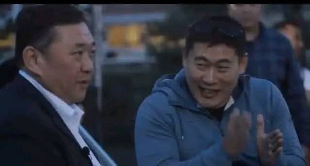 Эхлээд Миеэ ахыгаа одоо Хүүкийн араас хутга шааж байгаа юм биз дээ