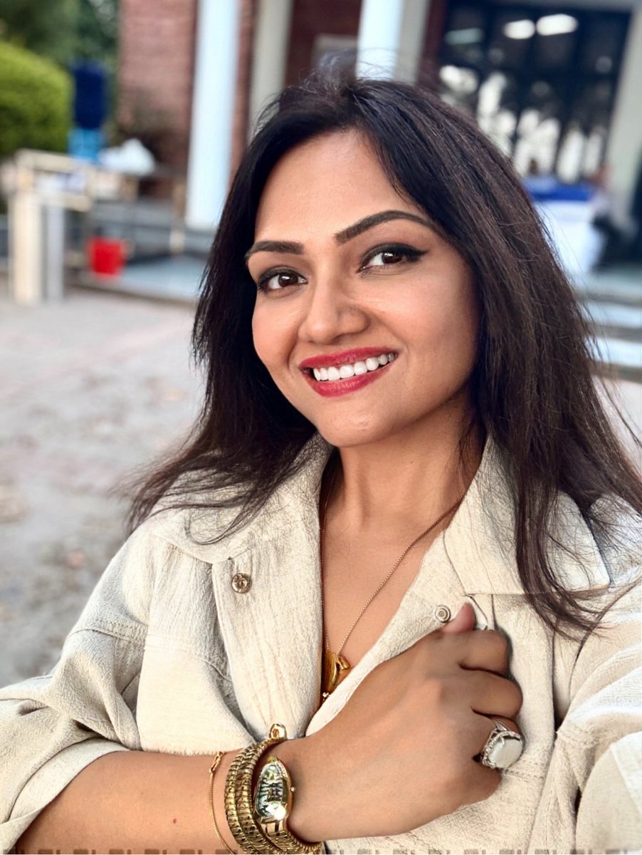 Caught a good light, and a better mood. 

#HappyInMySkin #SunKissedSoul #SmileMoreWorryLess #RealVibesOnly