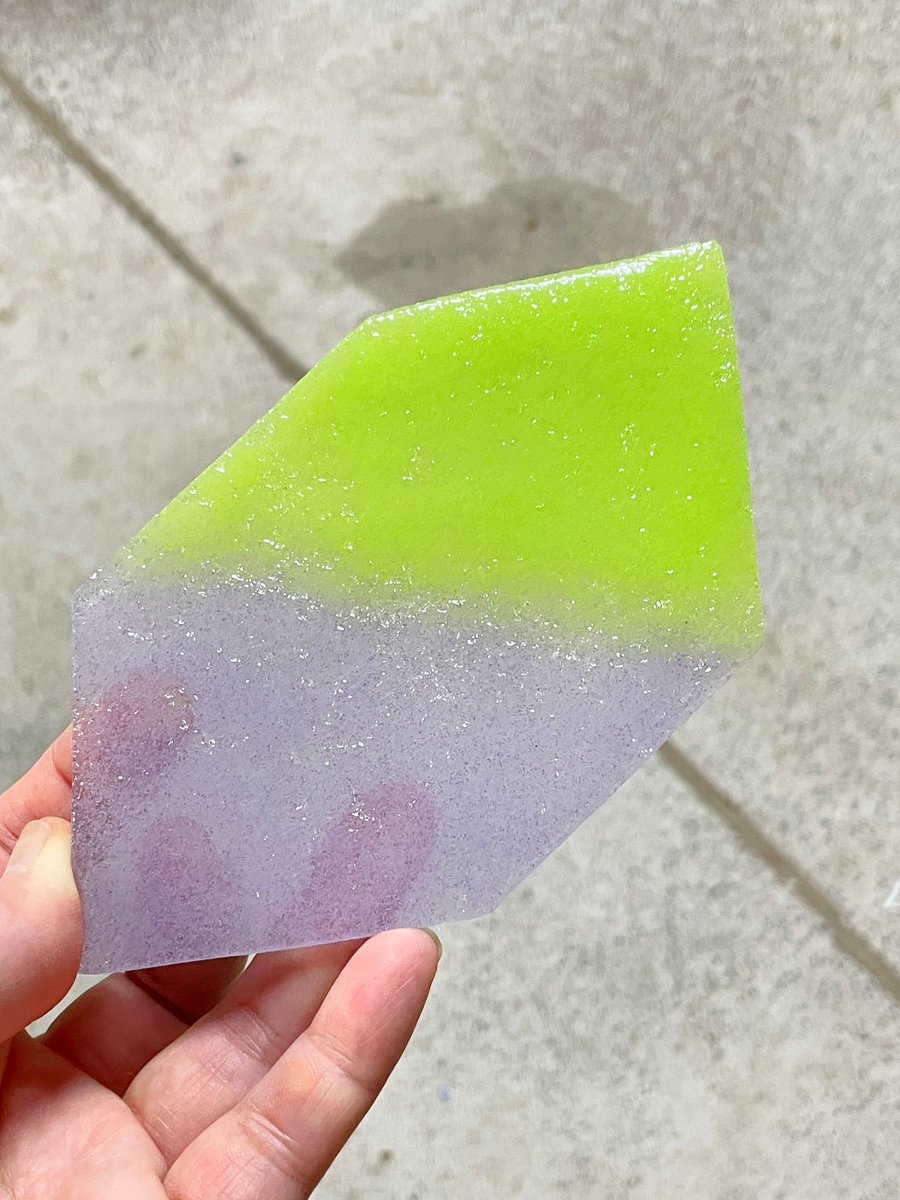 faroglass's tweet photo. 昨日焼成したガラス。

夢色で可愛い♥️
何に使うか考えものだけど、自分の中の「好き」センサーが作動するのを感じる。

もう1枚は、なんだかEVAっぽいね。

#パウダーフュージング
#fusing 
#ガラス https://t.co/EBVR9m3M0E