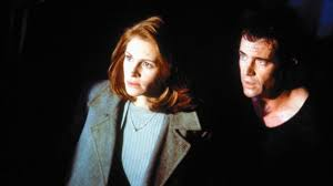 merlinpapin3's tweet photo. .@FredOL69007 Ce soir sur @ARTEfr le film #Complots de Richard Donner (1997) avec Mel Gibson Julia Roberts PatricK Stewart Cylk Cosart Steve Kahan Alec McArthur Michael Potts

Jerry, un chauffeur de taxi, a développé une paranoïa aiguë qui le conduit à voir des complots partout. Hanté par des visions fugaces et mystérieuses, il est persuadé que chaque information cache une conspiration. Tout le monde le prend pour un fou et personne ne s'intéresse à ses histoires. Jerry en vient à harceler le procureur Alice Sutton, dont le père est mort quelque temps auparavant dans d'obscures circonstances, et qui lui témoigne une certaine compassion. Cette attitude amène des agents de la CIA à s'intéresser de près à lui. Ils l'enlèvent pour l'emmener dans la clinique d'un certain docteur Jonas. Celui-ci tente de convaincre Jerry qu'il est l'assassin du juge Sutton...