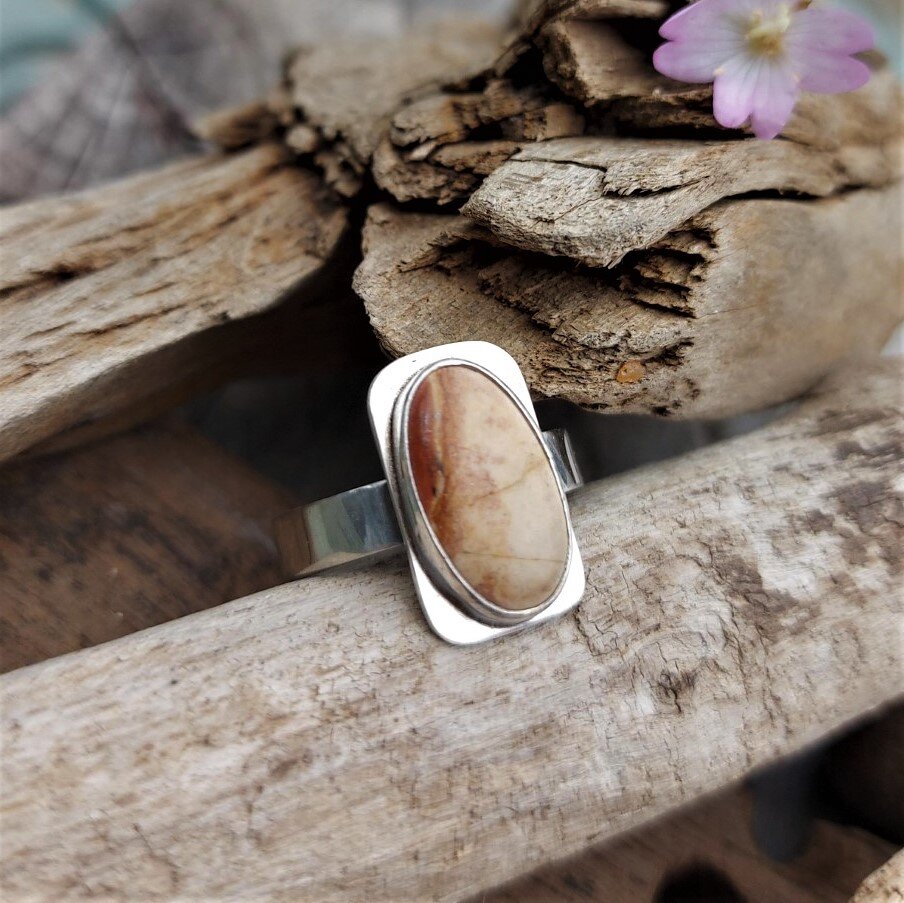 i_love_dolly's tweet image. Morning @UKGiftHour 🌄
Show me some pebble love ❤️ today please ✨️🙌. This one is a Mediterranean pebble and almost looks like a bit of marble with smooth swirls of brown and yellow. Makes me dream of holidays!
ilovedollyjewellery.co.uk/rings/handmade…
#UKGiftAM #UKGiftHour #shopindie