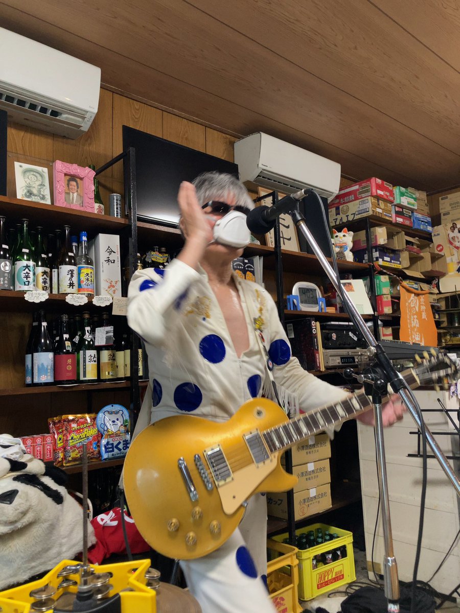 6/14 国分寺 織田島酒店×大陸バー 彦六
ギターパンダ

23年3月以来、酒屋さんなのでお酒がいっぱい。すぐおかわりできて最高のお店🍻ひよこ豆カレーも美味しかった🍛

後ろの棚には清志郎さんのお姿もイェー！

お風呂のうたを演ってくれました♨️
ごっつぁんです♨️♨️♨️