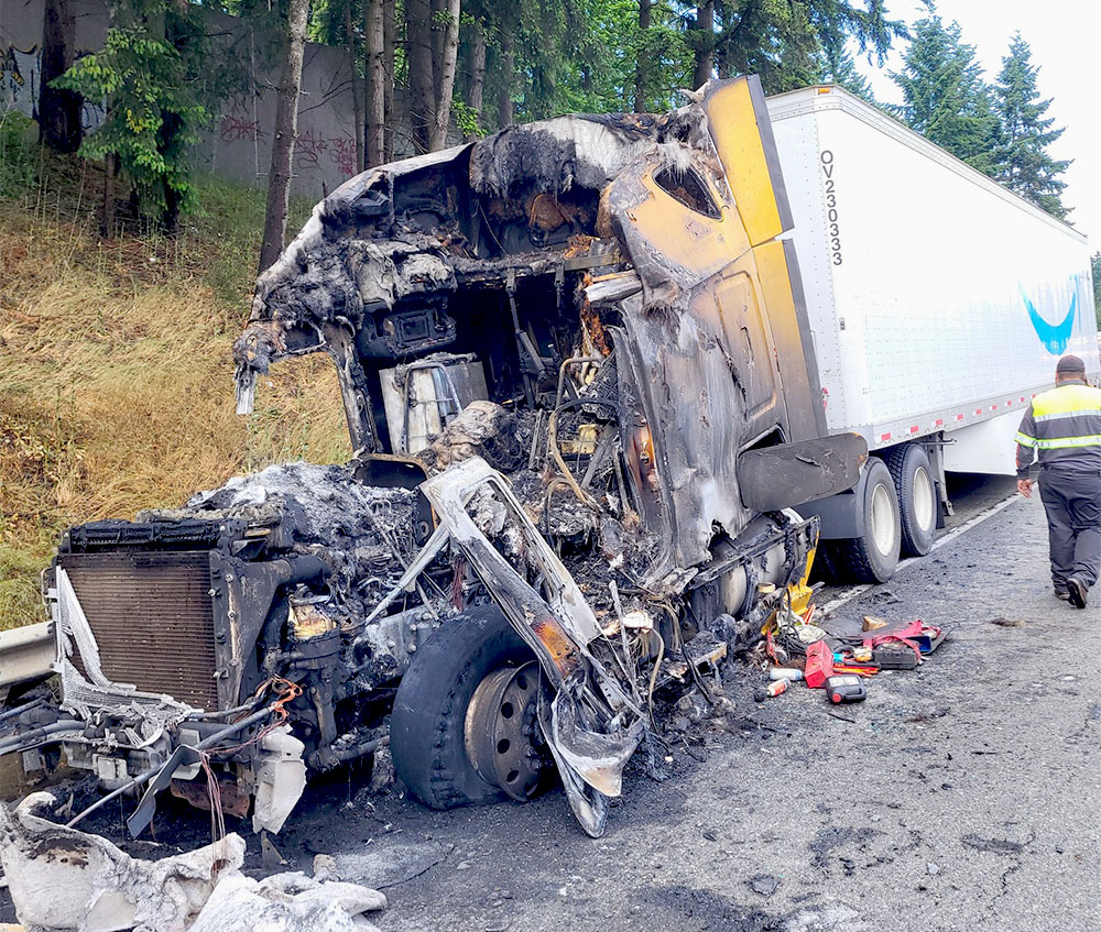 MyEverettNews's tweet image. Semi Catches Fire, Backing Up Everett Traffic This Afternoon: myeverettnews.com/2025/06/14/sem… #amazondelivery #semi #everett #traffic #i5