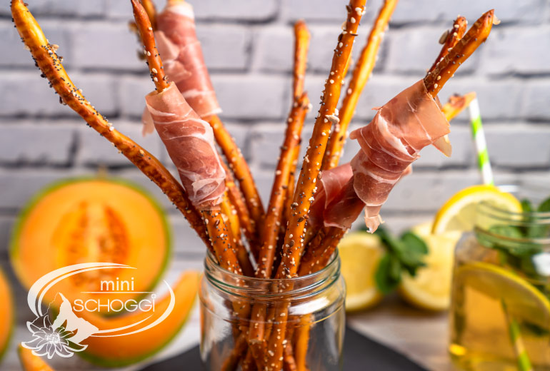 miniSchoggi's tweet photo. Endlich die Laugenperlen sind wieder verfügbar! 🥨🥨🥨 - https://t.co/SJJPA1cTRf https://t.co/n0eOA5pcmD