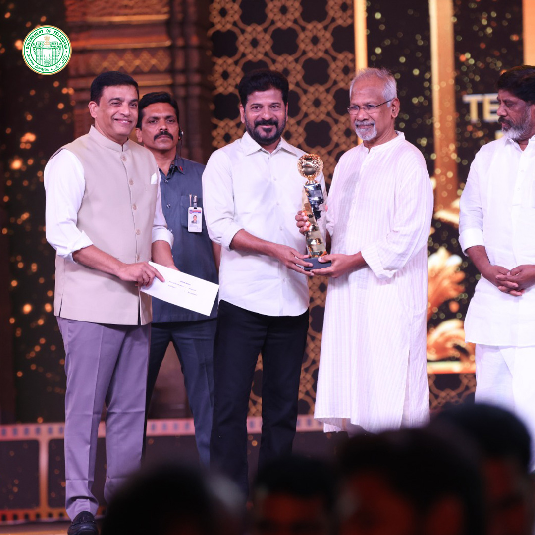 IPRTelangana's tweet photo. Respected creators of Telugu cinema take the stage, honored for their enduring influence and artistry.
@Bhatti_Mallu 
@KomatireddyKVR 
@INC_Ponguleti 
@TelanganaCMO 

#TelanganaGaddarFilmAwards #TGFA #TelanganaRising #TGFDC #filmawards https://t.co/Jl6UoxXi5X