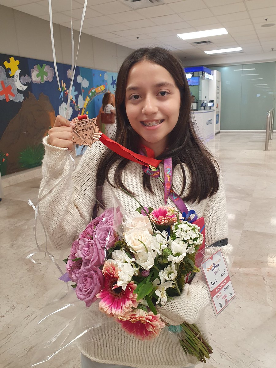 martikarinaz's tweet photo. Gracias a Dios!Entre 2200 proyectos de 9 países y 28 estados de la Republica,Farah y Ana Paola obtienen medalla de bronce en el #infomatrixiberoamérica #infomatrix2025 #SOLACyT #UVM #GDL #Inam  y obviamente fuimos a recibirlas y abrazarlos x su esfuerzo y logro ...@FroylanGamezG https://t.co/cCHlbXqap6