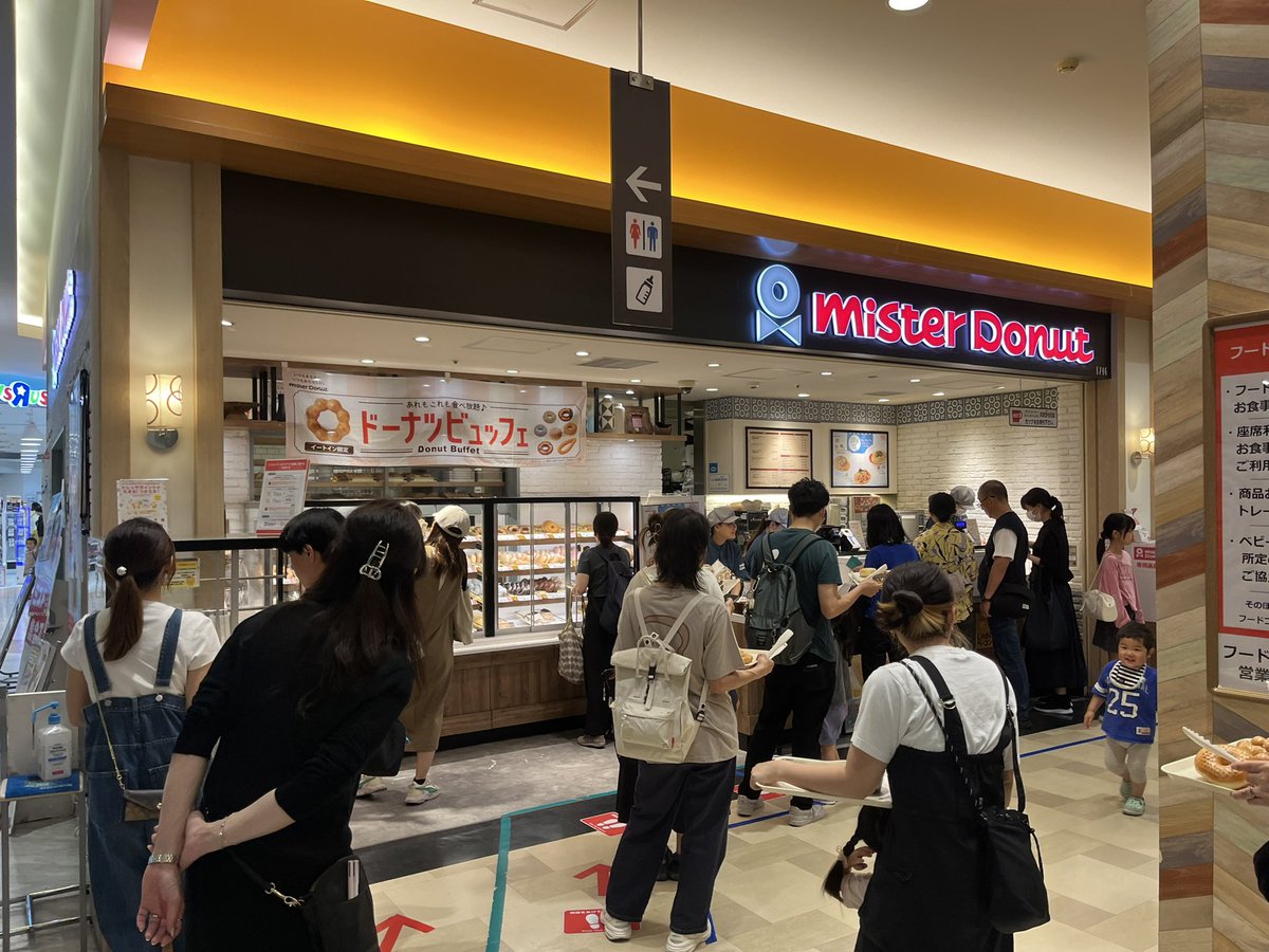 catspeed1's tweet photo. すげえ〜！
¥2000で60分ドーナツ食べ放題。
いくつ食べられるんだろ？
トレッサのミスド https://t.co/N2vzlLcRqL