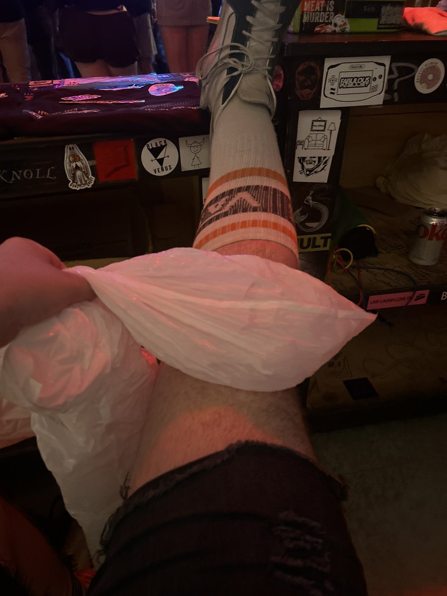 fucked up my knee tonight you can call this show a success 👍👍👍