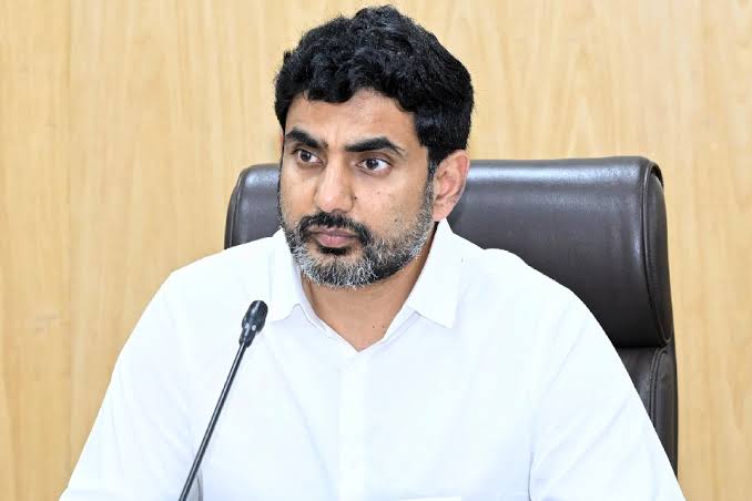 Justice_4Vizag's tweet photo. తల్లికి వందనం పథకంలో భారీగా అక్రమాలు .. 

ఒకే తల్లికి 340 మంది పిల్లలు అంట 😂

ఒకే తల్లి పేరు మీద 340 పిల్లల పేర్లు తల్లికి వందనం పథకం కోసం నమోదు చేసిన ప్రభుత్వం  

ప్రతి గ్రామంలో ఇలాగే ఒకే తల్లి పేరుతో భారీగా 10 నుంచి 30 వరకు పిల్లల పేర్లు నమోదు చేసిన ప్రభుత్వం

ఇవి అన్ని టిడిపి కార్యకర్తల పేర్లుగా అనుమానం వ్యక్తం చేస్తున్న ప్రజలు .. తల్లికి వందనం పథకం పేరుతో టిడిపి కార్యకర్తలకు భారీగా ఆర్థిక లబ్ధి చేకూర్చడానికి ఇలా చేస్తున్నారని చర్చించుకుంటున్న ప్రజలు