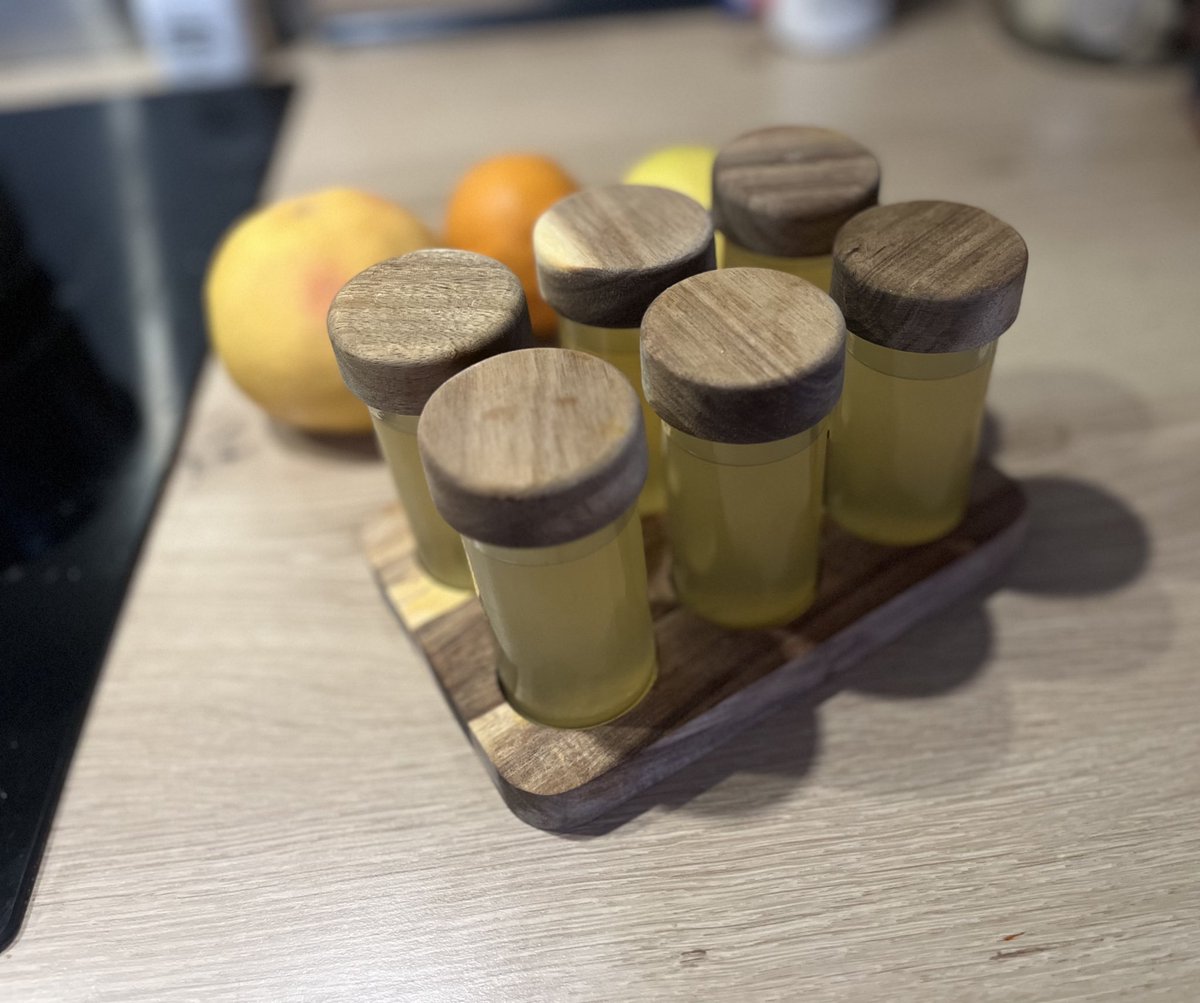 Les shots du dimanche matin 

On nettoie la fatigue de la semaine « et on sent bon du dedans » comme dit ma grande ( et c’est vrai )

Tu infuses 4 clous de girofle dans 500ml d’eau bouillante,  ajoutes  le jus d’une 🍊 et le jus d’un 🍋 

Tu filtres 

Hop au ❄️ 

Bon dimanche 😘