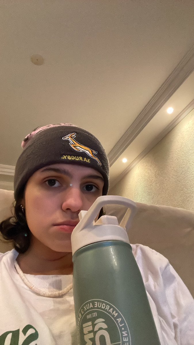 Coloquei 800ml de limonada na minha garrafa achando que era água gelada agora tô 2 da manhã bebendo quase 1 litro de limonada 
Not fun