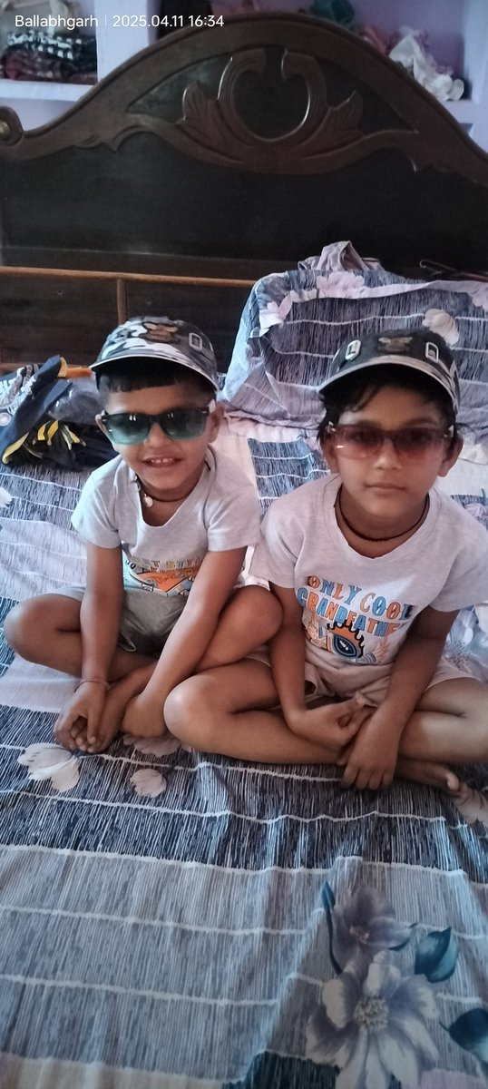 AdigaurAnil's tweet photo. “माता गुरूत्तरा भूमेः खात् पितोच्चतरस्तथा ।
मनः शीघ्रतरं वातात् चिन्ता बहुतरी तृणात् ।।”

अर्थात - "माता भूमि से भारी(बढकर ) है । पिता का स्थान आकाश से ऊँचा है । मन वायु से तेज है । चिंता घास से भारी (बढकर ) है ।"
#पितृदिवसस्य_हार्दिक्यशुभाशया https://t.co/6W60QDzo1G