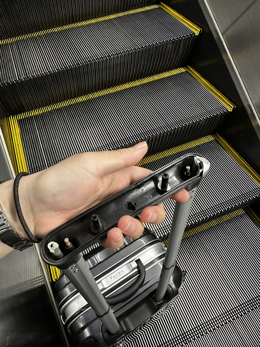 さっきから1人で爆笑してる
最高だな、私の日曜日🤣

ねぇ、そんなことある？
私の取っ手どこいったん？？？笑笑

東京駅のどこかに落ちてるのは間違いない
え、てかいつぶっ壊れたん？？😂

あ、ただいまー！🙌←