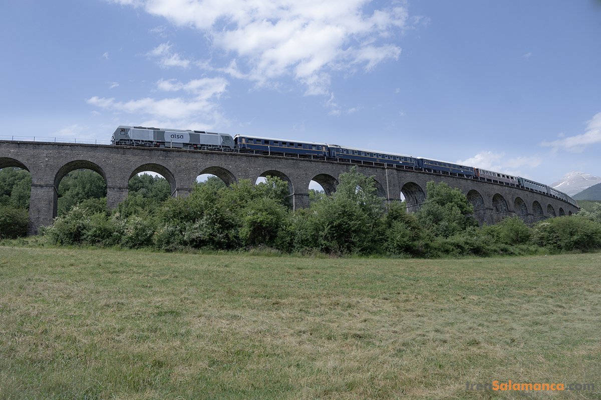 📸El “Diurno Rio Aragón” procedente de Canfranc a su paso por el Viaducto de Cenarbe.

El tren remolcado por la 333-401 con los colores de <a href="/Alsa_autobuses/">Alsa</a>  y la composición del Tren Azul de la <a href="/azaft_org/">AZAFT</a> 

📍Viaducto de Cenarbe
📅Junio de 2025