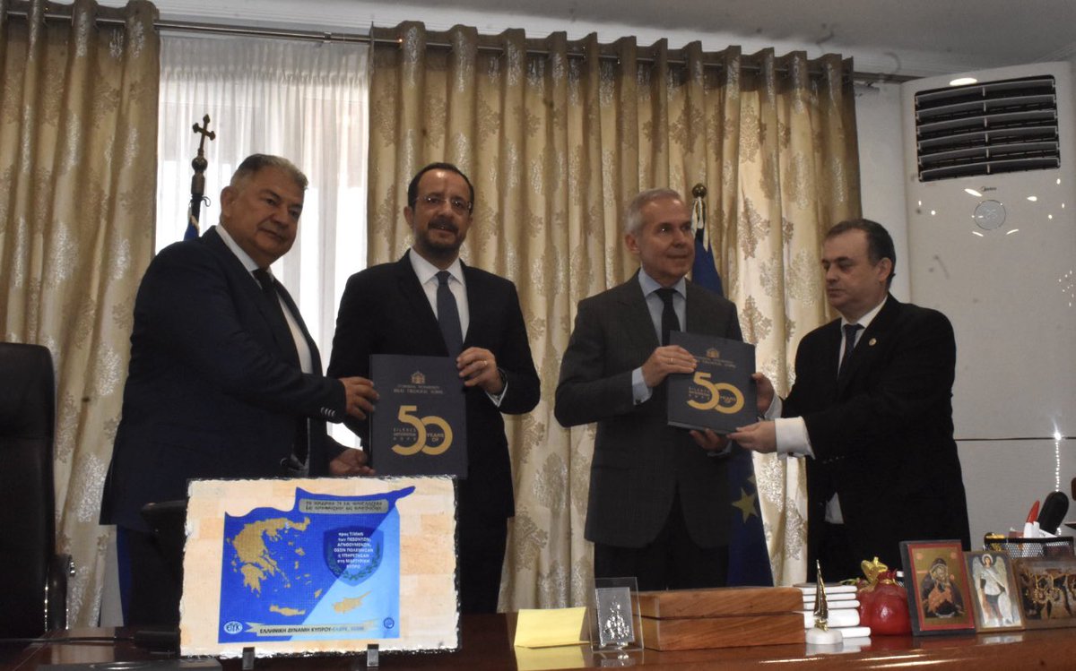 jxatziemmanouil's tweet photo. Για λίγες ώρες η Κεραμωτή έγιναν το επικέντρο.Η παρουσία του Ν.Χριστοδουλίδη έδωσε βαρύτητα,Ο Δήμαρχος Νέστου&amp; Ο Πρόεδρος δεν έκρυψαν τη συγκίνησή τους.
Ο Νεστος δεν φιλοξένησε απλώς μια τελετή μνήμης. Έγραψε μια σελίδα σύγχρονης ιστορίας,δίνοντας υπόσταση στη λέξη εθνική ενότητα https://t.co/nnoBaNcQfq