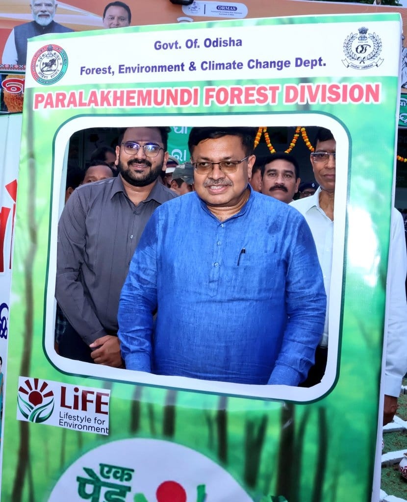 Hon'ble MoS Shri Prithviraj Harichandan visited stalls incl. Forest Dept’s #AmaJungleYojana &amp; Seedling Centre, distributed saplings 🌳🤝, appreciated SHG-made NTFPs under VSS, visited Nakshatra Vana &amp; praised eco-gifting – ‘ମା’ ପାଇଁ ଗଛଟିଏ’. 🌱
#GreenOdisha