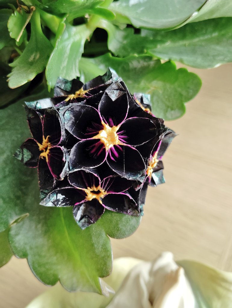 También hago unos broches florales, que creo son únicos y que puedes lucir en todo su esplendor. Puedes escoger entre hechos ya, o encargarlo con tus colores preferidos.  Precios ajustados. Consultad, sin compromiso alguno. Gracias!!.