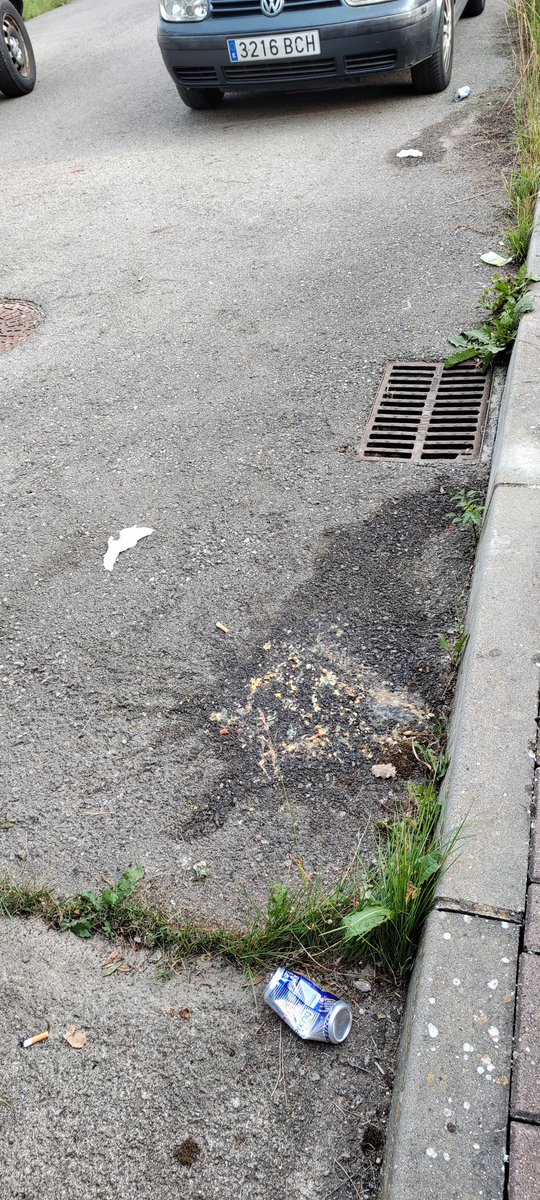 Aquest any ens han trencat un vidre, i vomitat a la porta de casa.
(Sense cotxes per anar a treballar a Barcelona)
L'any passat es van cagar. Cada any el mateix: pixats, condes i ampolles.
Ens queixem i no serveix de res.
Perquè munten festes per incivilitzats? <a href="/BellverCerdanya/">Bellver de Cerdanya</a>