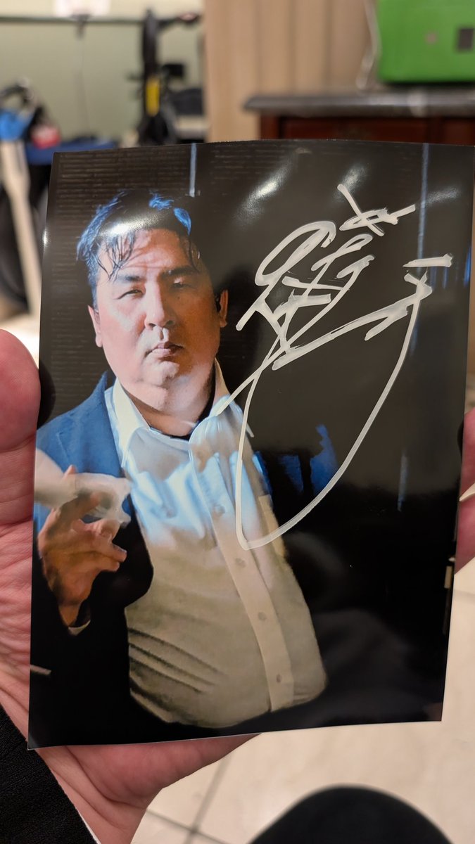 Gororinun's tweet photo. 小学生の頃から似てると言われ続けてきた、前田日明さんのサイン会に行ってきた!
前田日明を意識した偽物の写真に、本物のサインをゲット!
あリがとうございました! https://t.co/ZFNQAP8rJ8